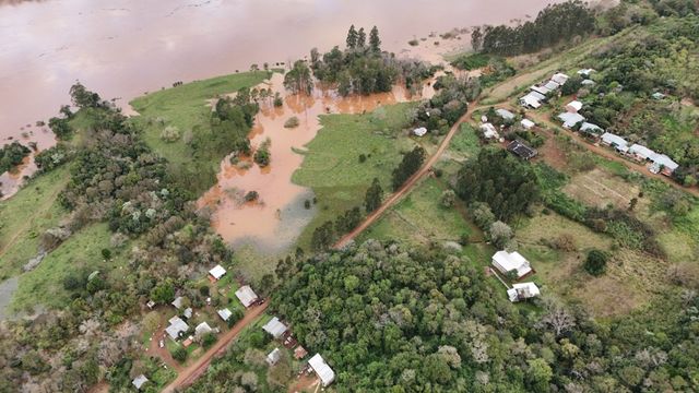 El Soberbio: bajó el río Uruguay, pero 39 familias continúan evacuadas ante el riesgo de nuevas lluvias.