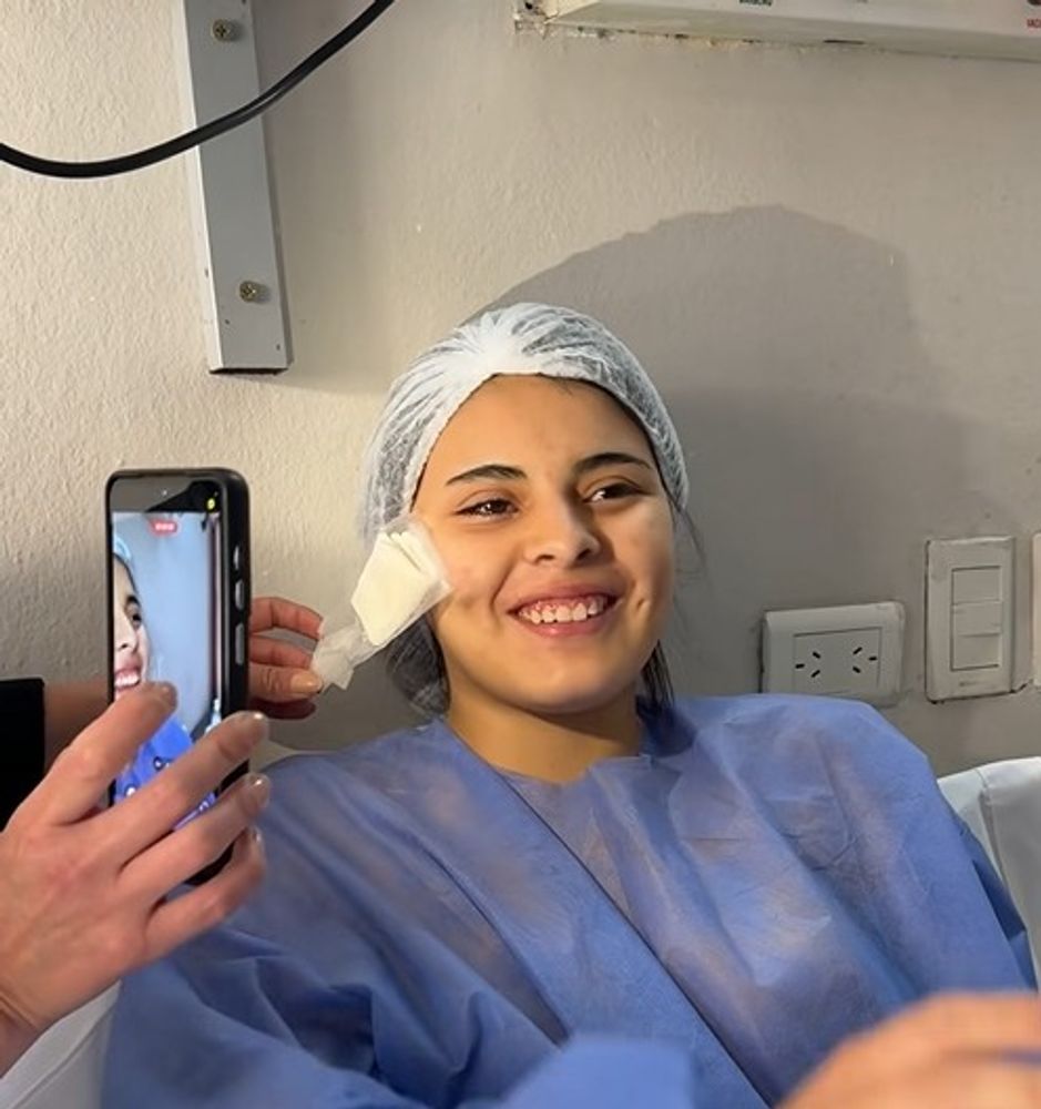El momento exacto en que Kiara, de 17 años, vuelve a ver a su mamá (captura de video).