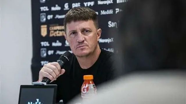 El técnico de Platense jugó en Instituto y se llevó un regalo para la anécdota. Así lo recordó Walter Zunino.