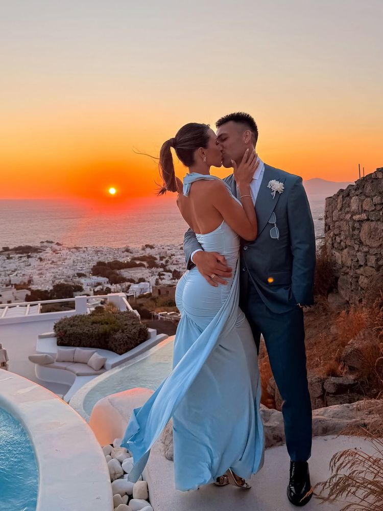Desde Mykonos, Agustina Gandolfo posó junto a Lautaro Martínez y deslumbró con un vestido romántico para una boda