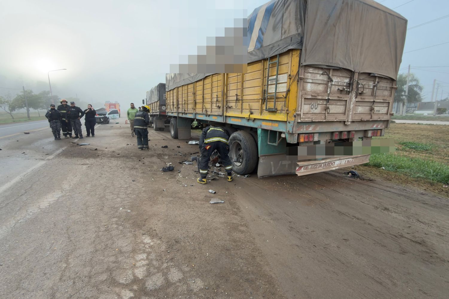 Arroyito: fuerte colisión de una camioneta con un camión que estaba estacionado en la banquina