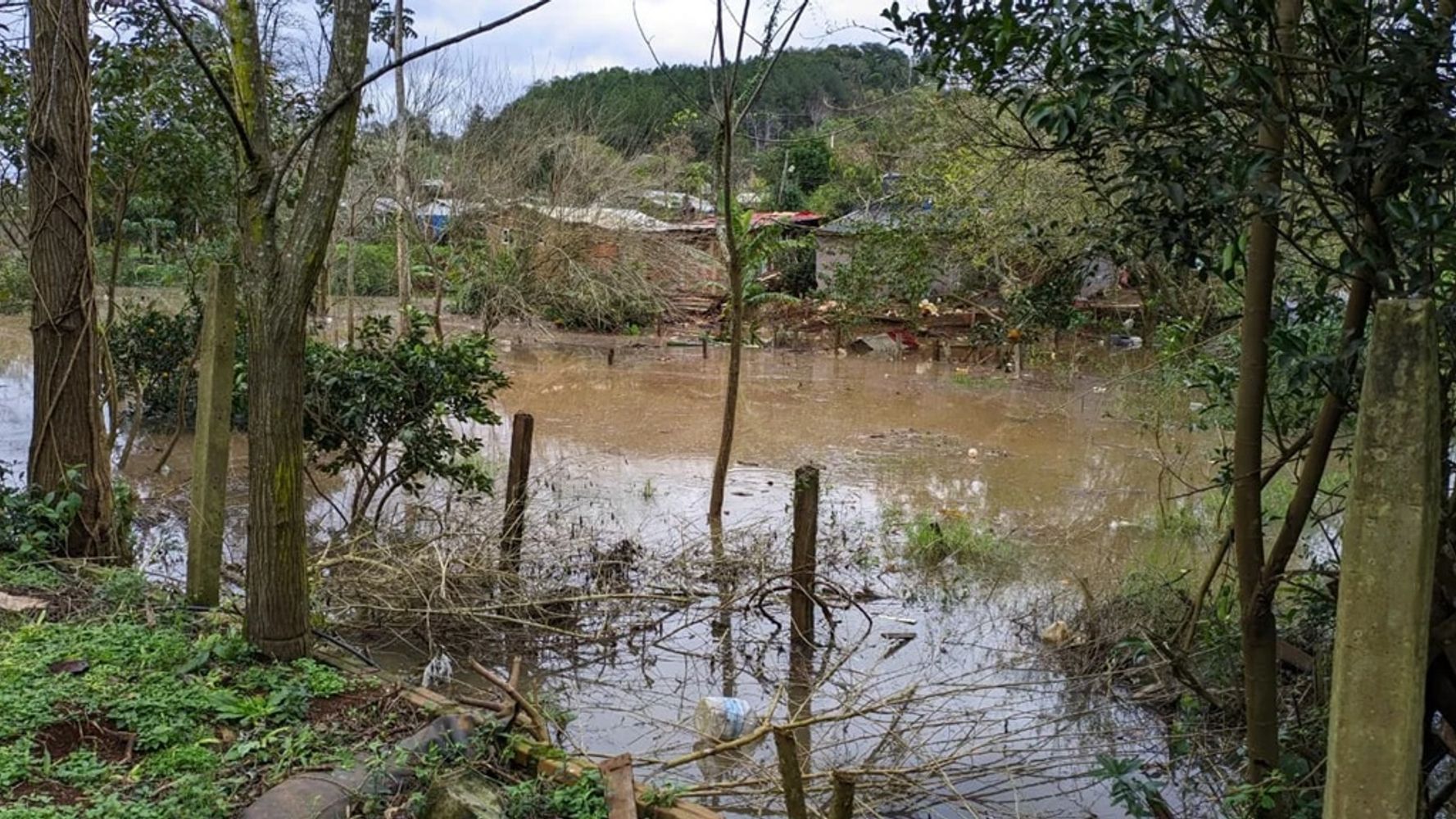El Soberbio: bajó el río Uruguay, pero 39 familias continúan evacuadas ante el riesgo de nuevas lluvias.