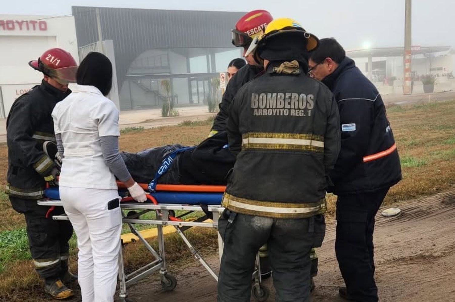 Arroyito: fuerte colisión de una camioneta con un camión que estaba estacionado en la banquina