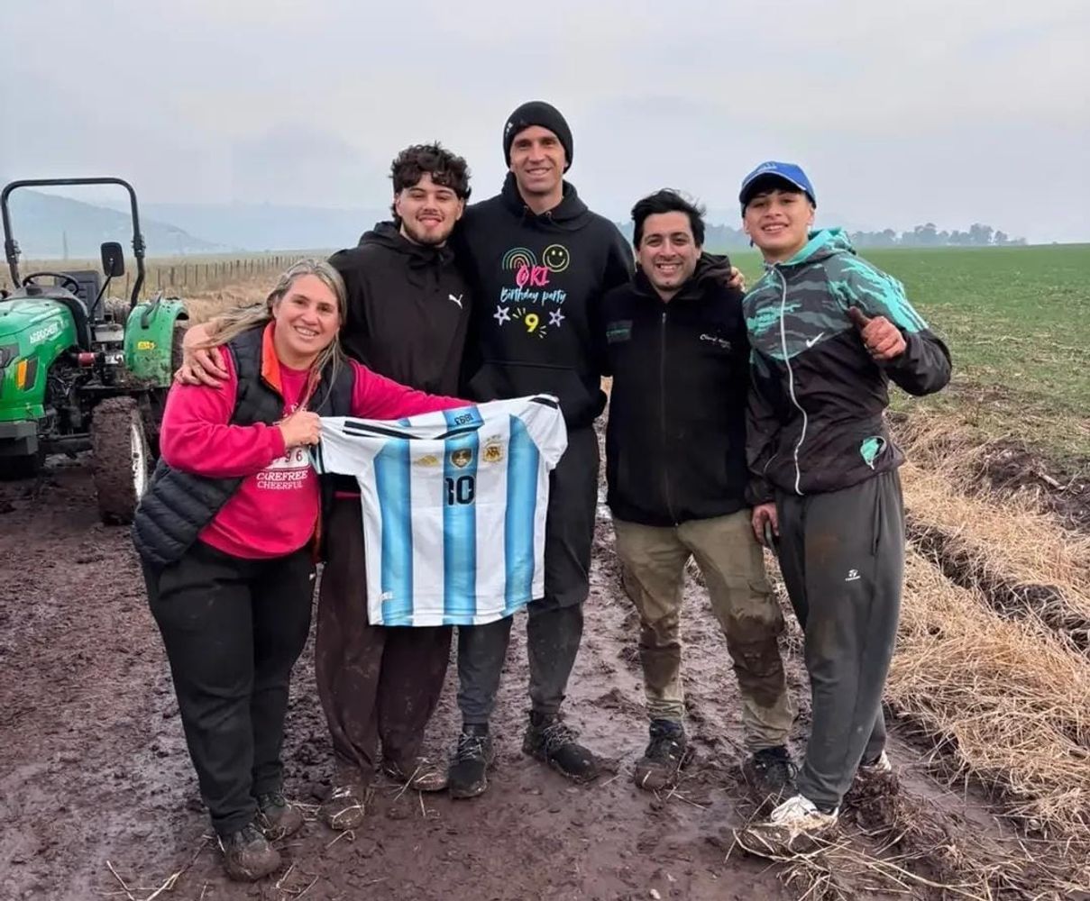 "Dibu" Martínez y la familia que lo ayudó.