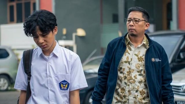 La película explora la presión familiar y los desafíos de la adolescencia.