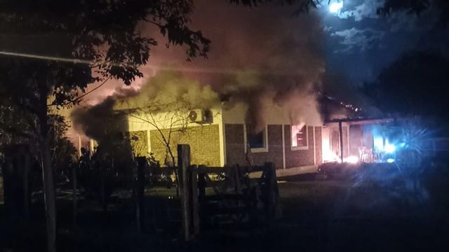 Un hombre sufrió quemaduras tras incendiarse por completo su vivienda en Apóstoles.