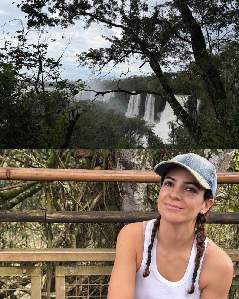 Musculosa básica, trenzas dobles y botas de lluvia: el funcional look de selva con el que Agustina Cherri conquistó las Cataratas del Iguazú
