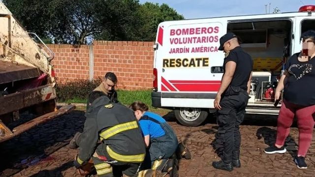 Operario municipal sufrió un accidente laboral al quedar atrapado en un camión compactador en Jardín América.