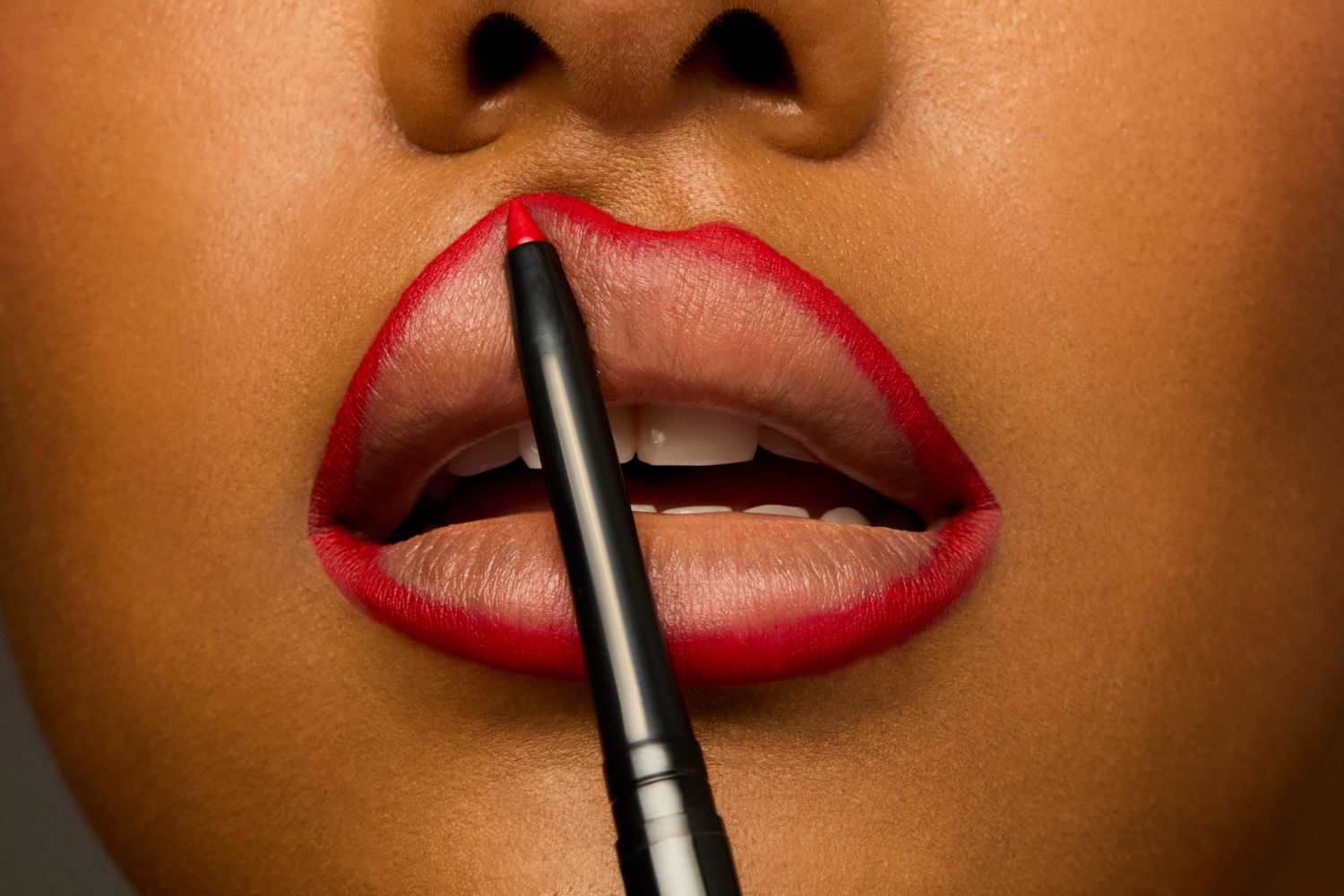 El delineador Power Stay de Avon es uno de los lanzamientos que acompaña la tendencia de los labios creativos y de larga duración.