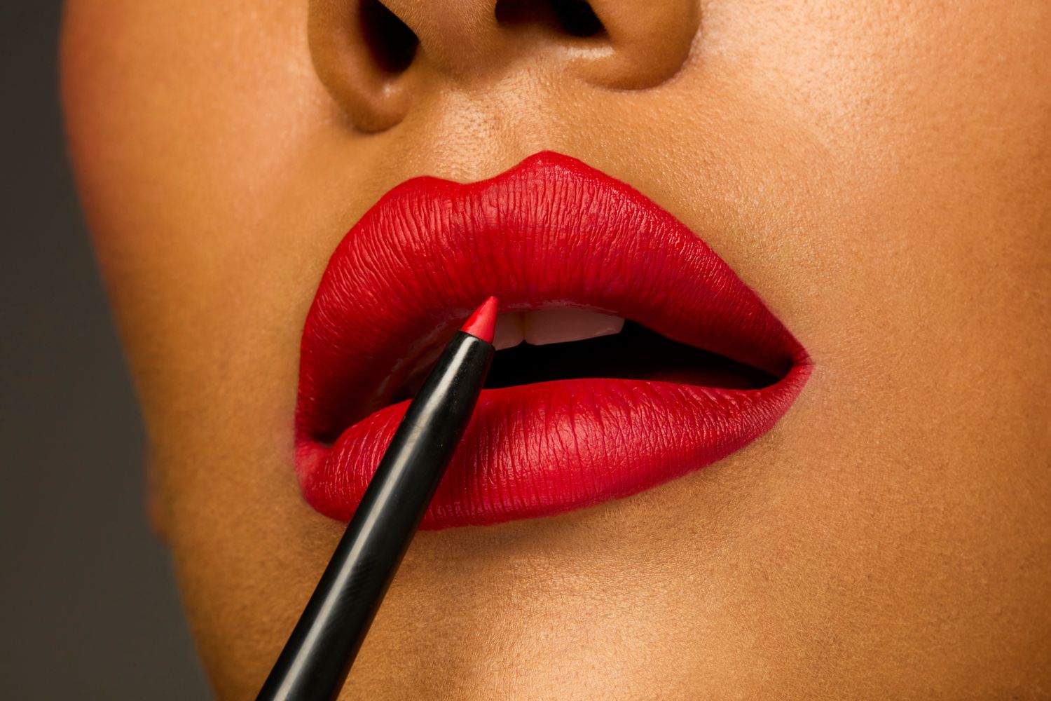 El delineado ayuda a definir los labios, potenciar el volumen visual y prolongar la duración del maquillaje.