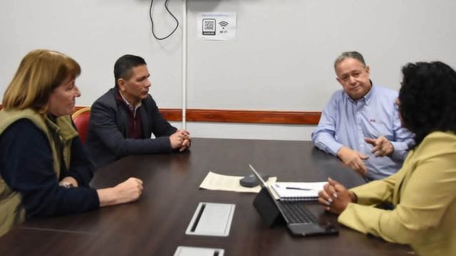 El ingeniero José Luis Checa (izq.), presidente de la Asociación de Productores de Frutas y Hortalizas de Salta y Jujuy, se reunió en el salón "Presidente Raúl Alfonsín" de la Legislatura con las diputadas Alejandra Mollón y Patricia Ríos y el asesor legislativo Martín Llanos.