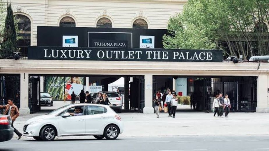 Cuotas sin interés y descuentos de hasta el 50%: outlet de grandes marcas liquida indumentaria