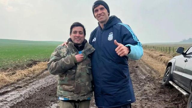 El arquero de la Selección Argentina fue protagonista de una curiosa situación con unos fanáticos que dio que hablar.