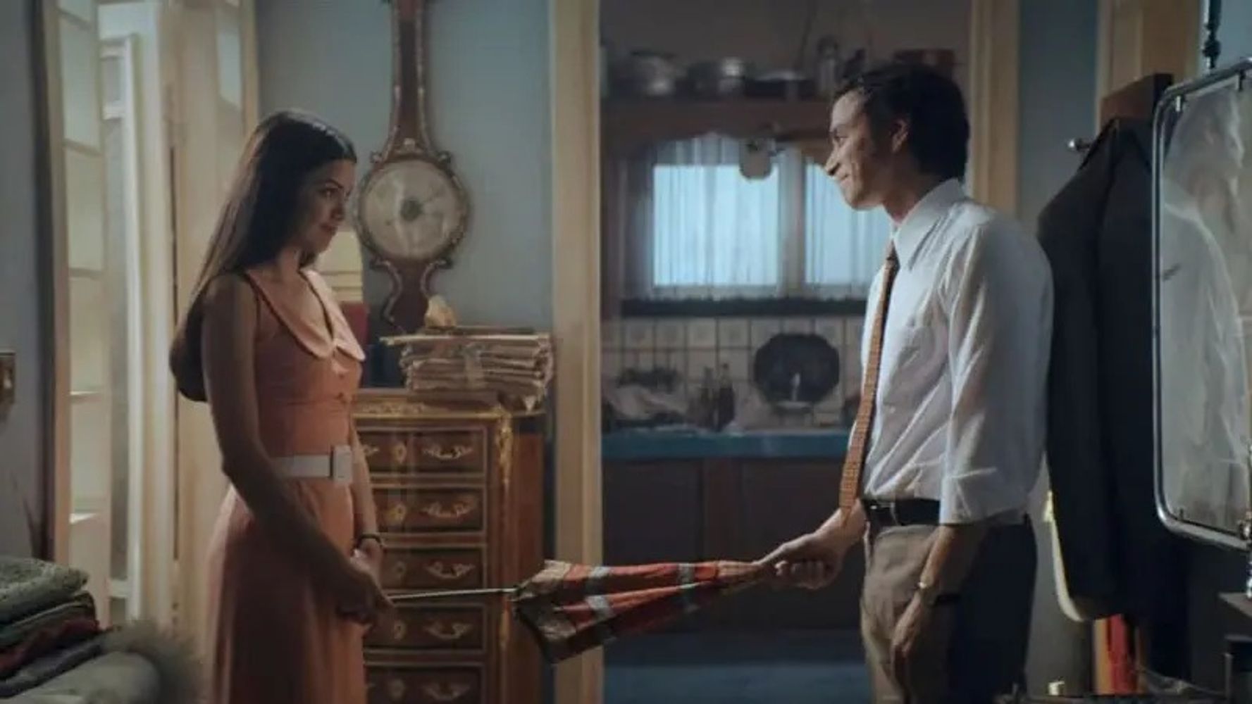 El romance entre Kemal y Füsun impulsa una trama atravesada por la nostalgia y los recuerdos.