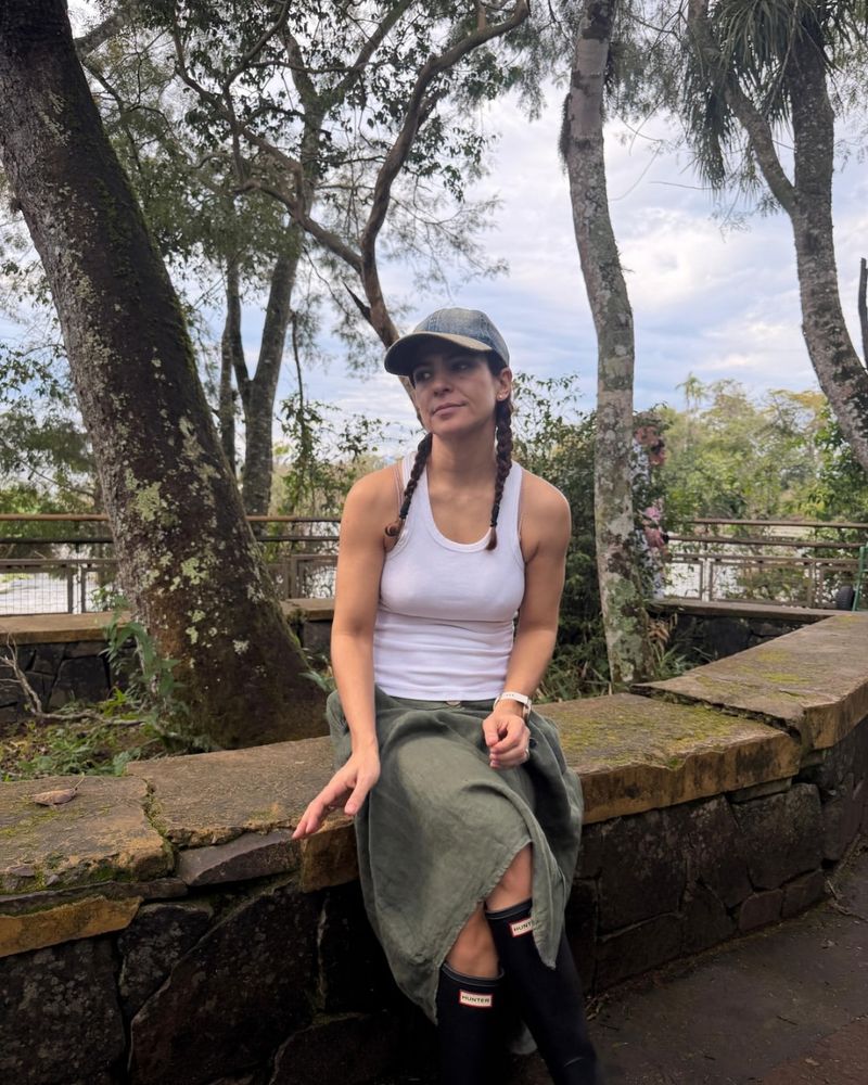Musculosa básica, trenzas dobles y botas de lluvia: el funcional look de selva con el que Agustina Cherri conquistó las Cataratas del Iguazú