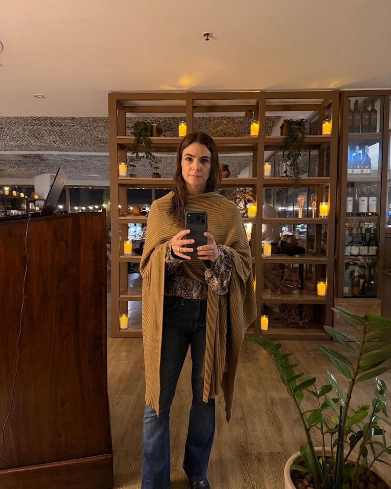 Musculosa básica, trenzas dobles y botas de lluvia: el funcional look de selva con el que Agustina Cherri conquistó las Cataratas del Iguazú