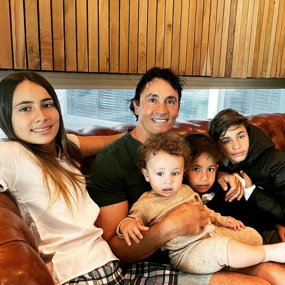 Sebastián Estevanez junto a su familia.