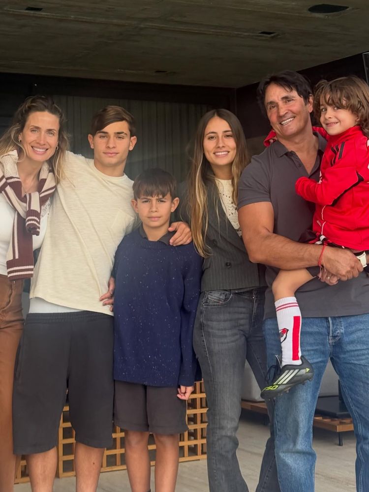 Sebastián Estevanez con su familia en 2026.