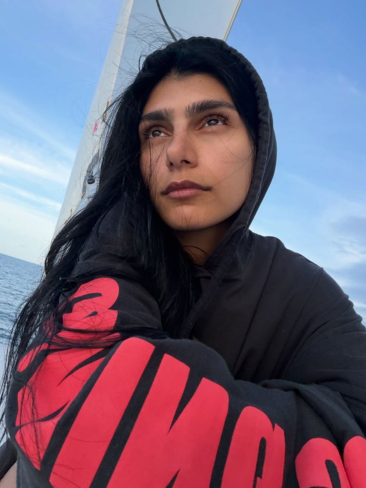 Buzo oversize, estética "no-pants" y detalles dorados: el relajado pero audaz look de navegación de Mia Khalifa