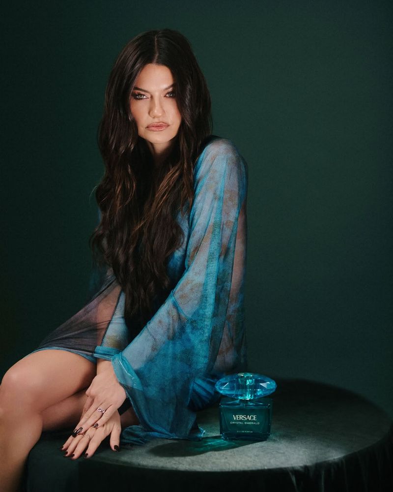 Sofía "Jujuy" Jiménez deslumbró para Versace con un vestido color verde esmeralda