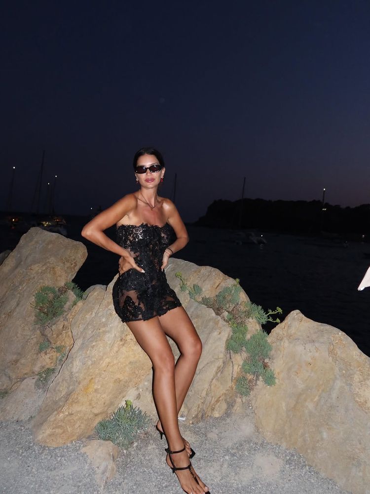 Encaje con transparencias, lentejuelas y sandalias "kitten heels": el deslumbrante look nocturno de Zaira Nara