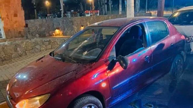 El Peugeot 206 sufrió daños en el parabrisas y en uno de sus vidrios laterales.