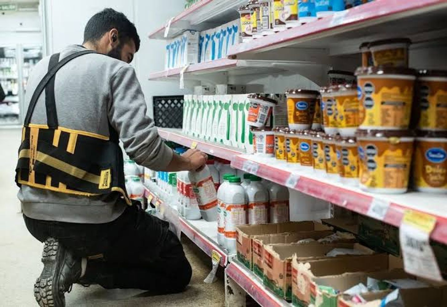 Repositor en supermercados, uno de los trabajos que suelen ofrecer.