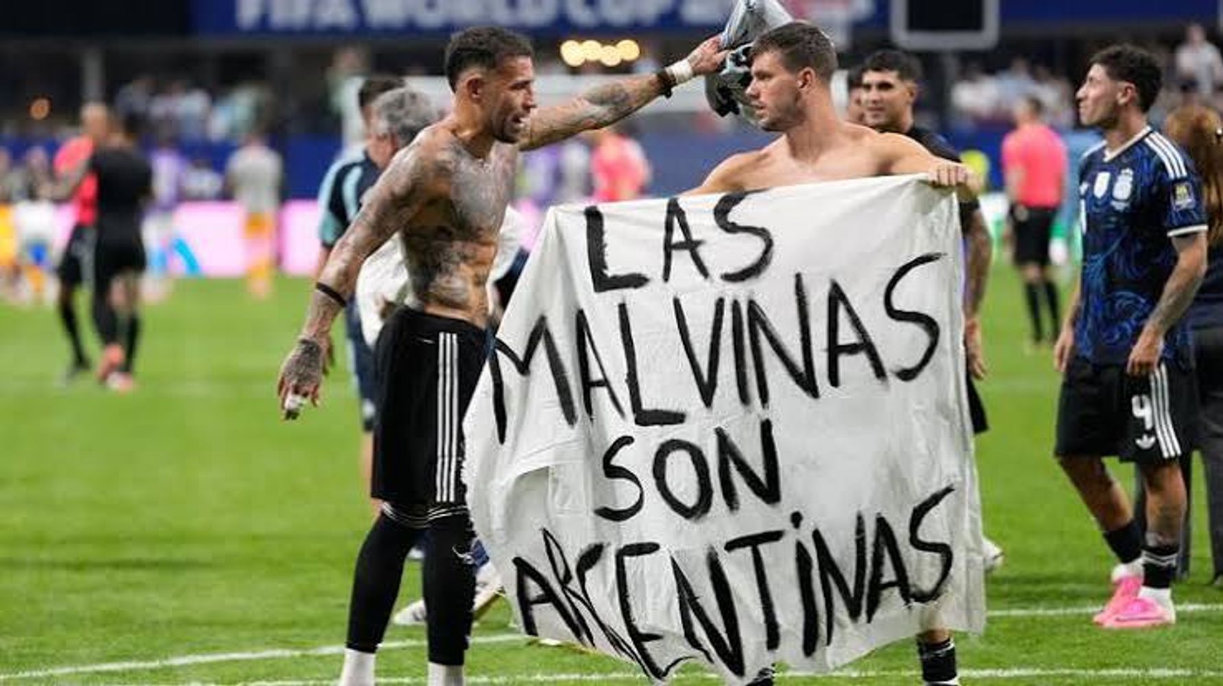 La Comisión Disciplinaria de la FIFA investigará a la AFA por la bandera de las Malvinas.