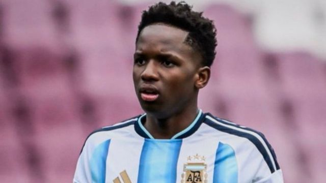 El joven de 17 años debutó en el seleccionado de Diego Placente en lo que fue victoria del equipo ante Ecuador por 2-1.