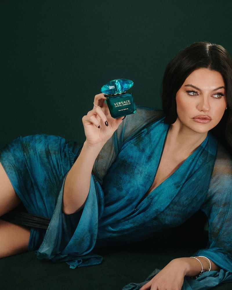 Sofía "Jujuy" Jiménez deslumbró para Versace con un vestido color verde esmeralda