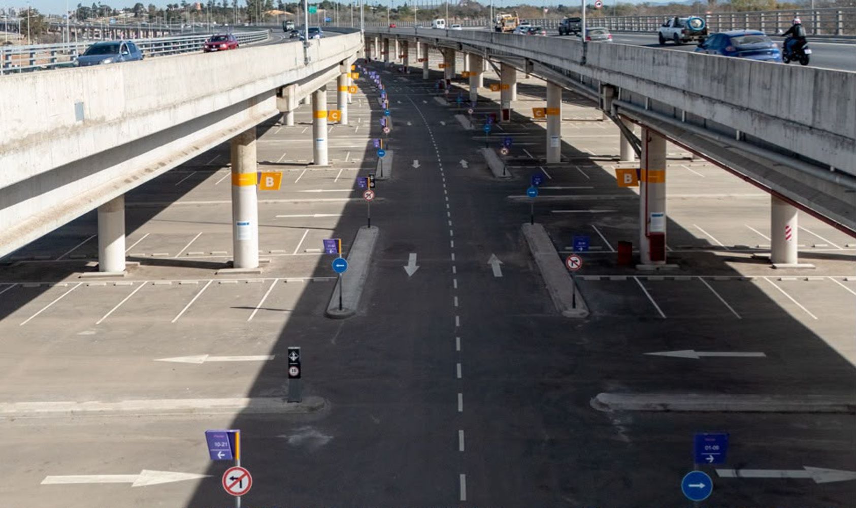 2.740 espacios para autos y motos.