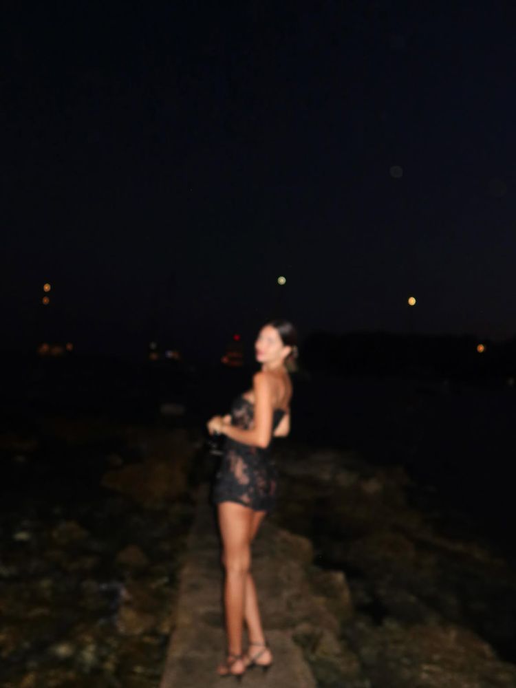 Encaje con transparencias, lentejuelas y sandalias "kitten heels": el deslumbrante look nocturno de Zaira Nara