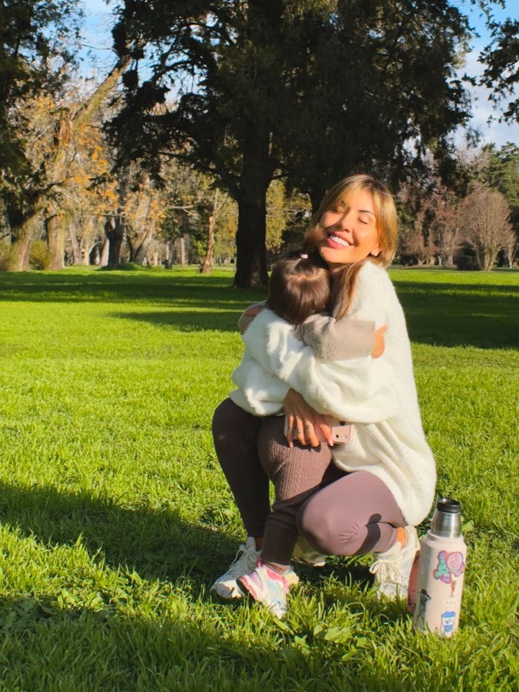 Muri López Benitez y Lisando Martínez con su hija Aurora