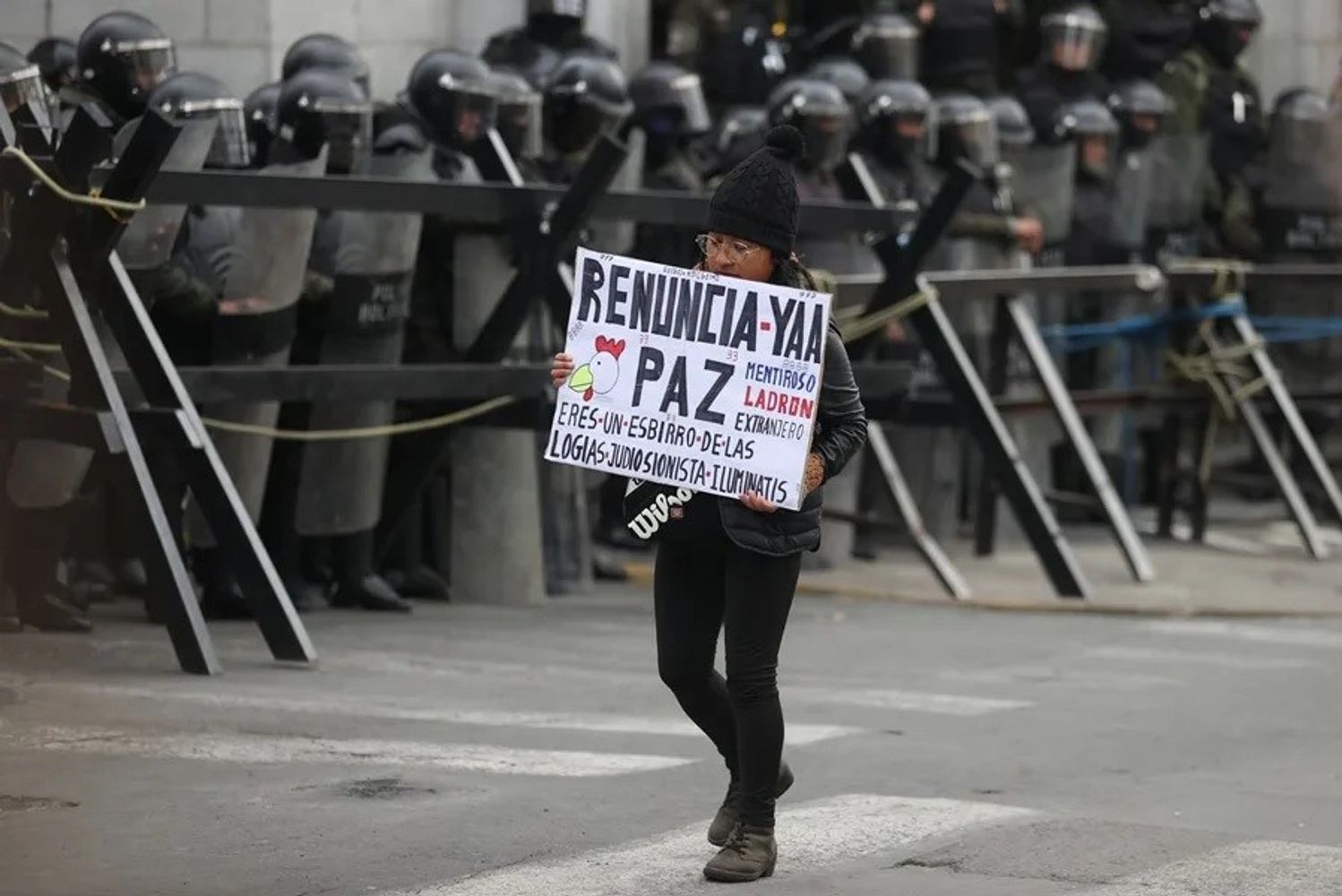 Una manifestante exhibe un cartel con las consignas de las movilizaciones, durante las jornadas de protestas que exigían la renuncia del presidente de Bolivia, Rodrigo Paz, en mayo pasado en La Paz (Bolivia).