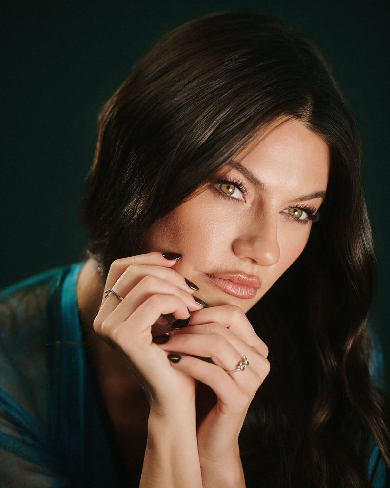Sofía "Jujuy" Jiménez deslumbró para Versace con un vestido color verde esmeralda