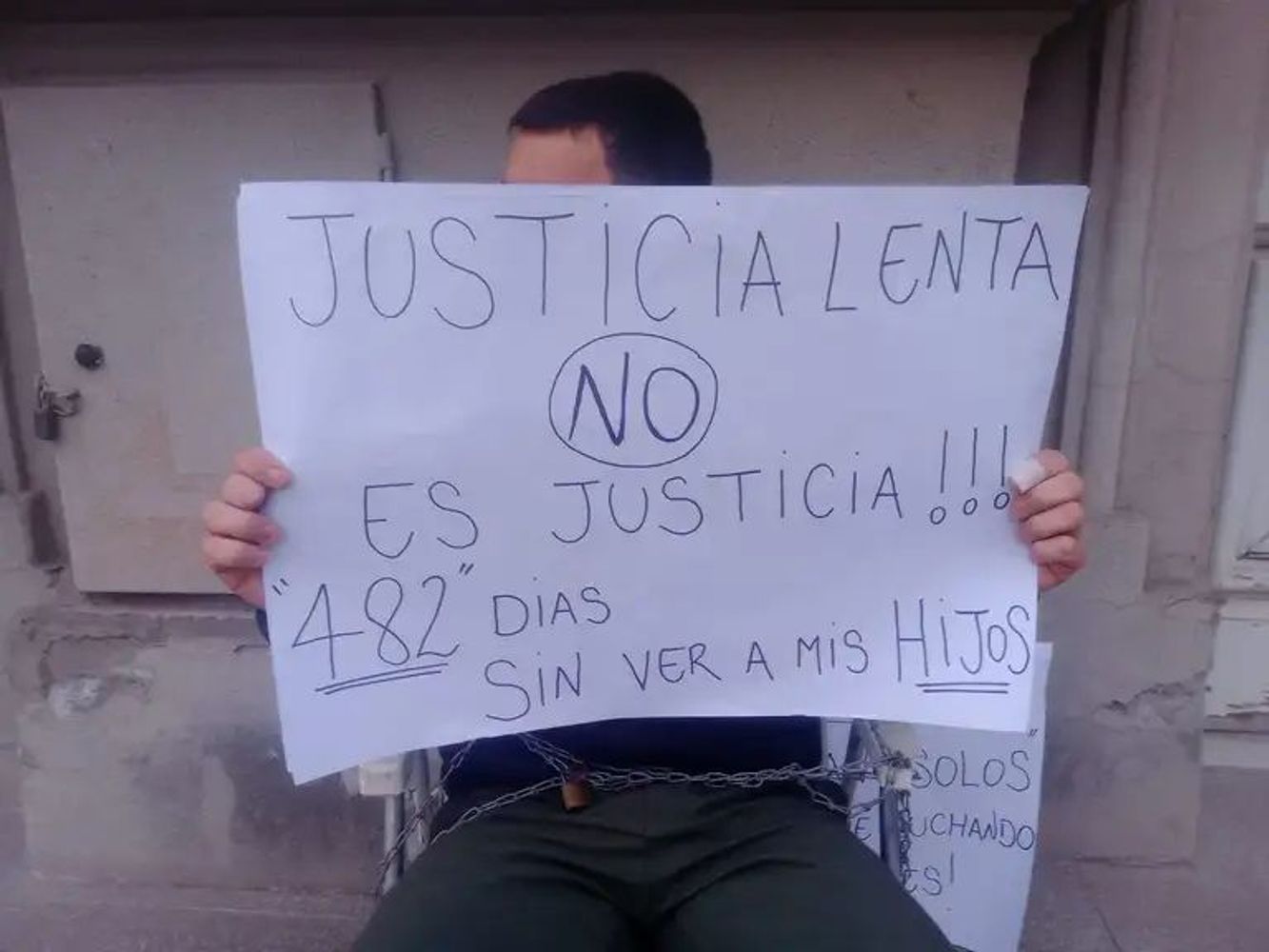 William Lautaro Cepeda frente a Tribunales de Gualeguaychú.