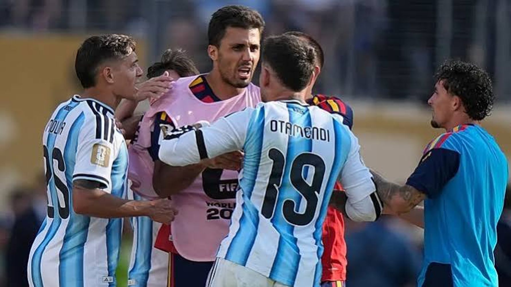 La Comisión Disciplinaria de la FIFA investigará a futbolistas argentinos por los incidentes ante España.