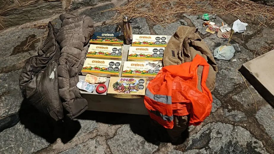 La Policía recuperó mercadería, dinero en efectivo y otros elementos sustraídos del comercio.