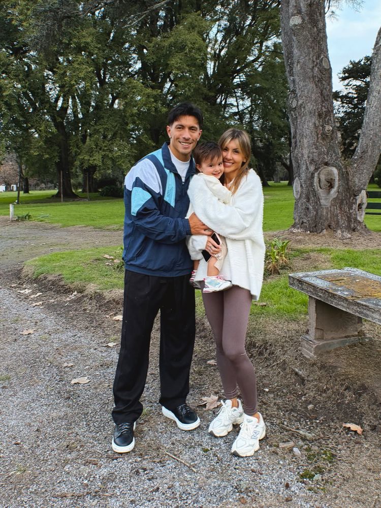 Muri López Benitez y Lisando Martínez con su hija Aurora