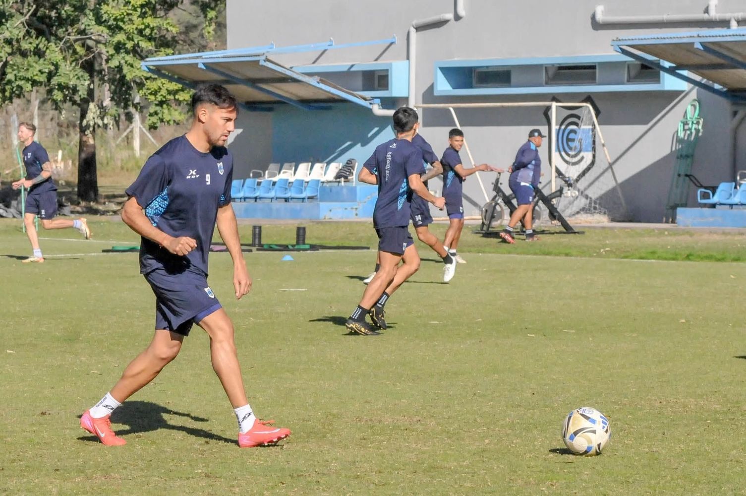 El delantero Octavio Bianchi aseguró que "nosotros físicamente estamos bien, todos los jugadores que están en el plantel pueden jugar".