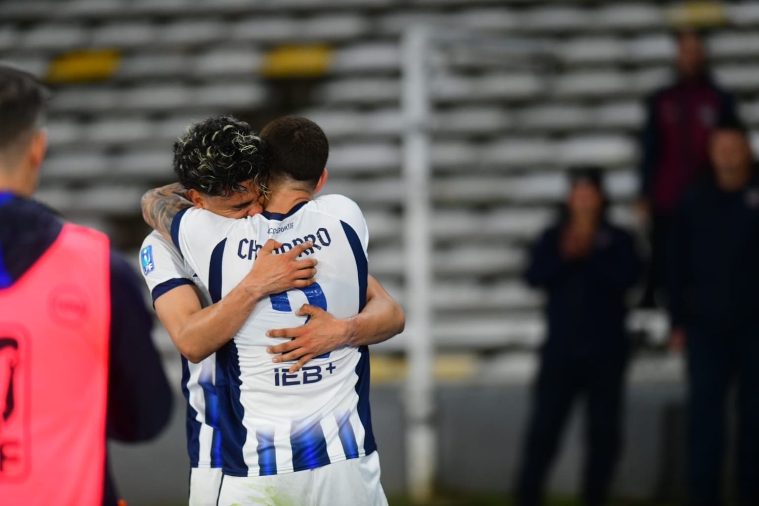 Ronaldo Martínez se reencontró con el gol, tras una trepada de Timoteo Chamorro, para que Talleres le gane a Vélez.