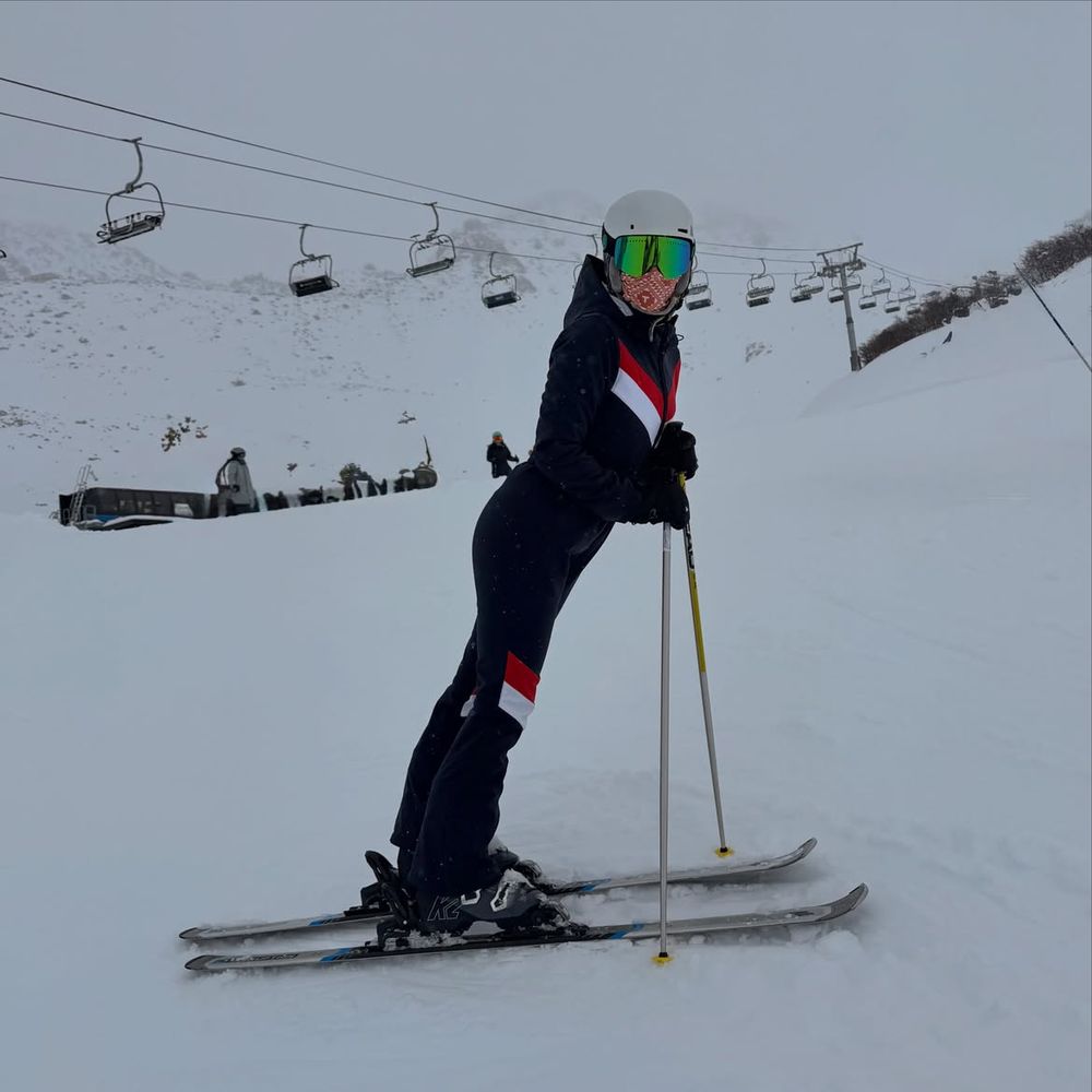 Traje de esquí "color block", cinturón marcado y estilo retro: el impecable look de nieve con el que Marcela Kloosterboer conquistó la montaña