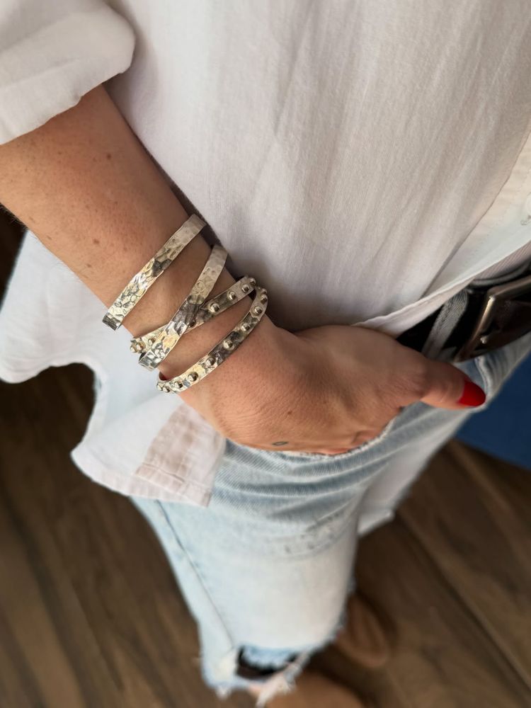 Cuánto cuestan las joyas de plata 925 hechas a mano que vende Mora, la esposa de Abel Pintos, en Recoleta