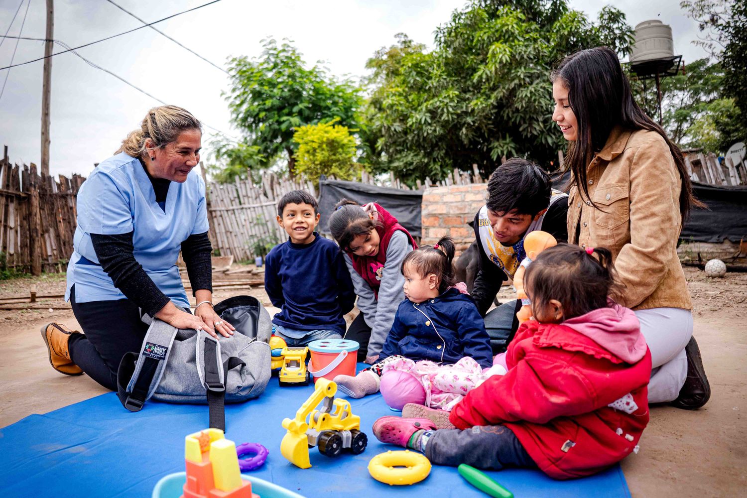 Silvia visita a las familias para comprobar el estado nutricional y de salud de las chicas y chicos. 