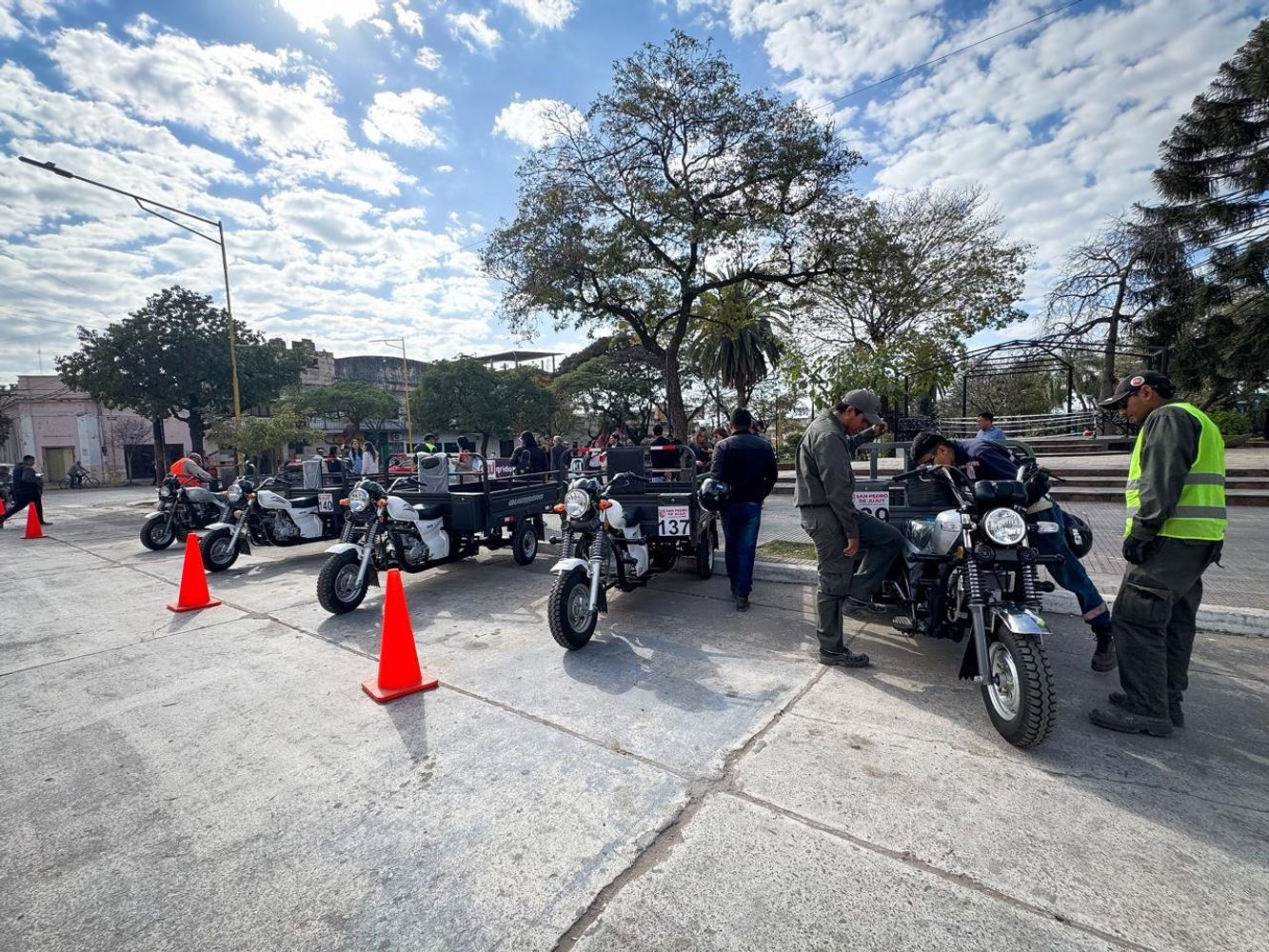 Cinco nuevos motocarros y una motocicleta 110 fueron incorporados al parque automotor de la Municipalidad de San Pedro de Jujuy, que "continúa invirtiendo en equipamiento para seguir mejorando los servicios públicos", dijo el intendente Bravo.