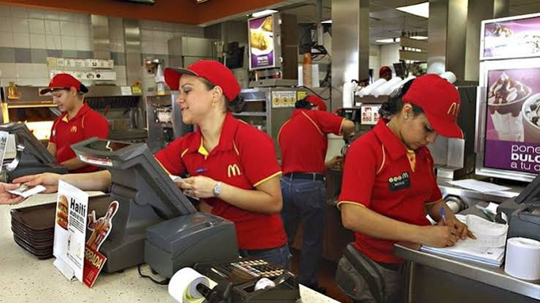 La mayoría de los empleados de la cadena tienen menos de 24 años.