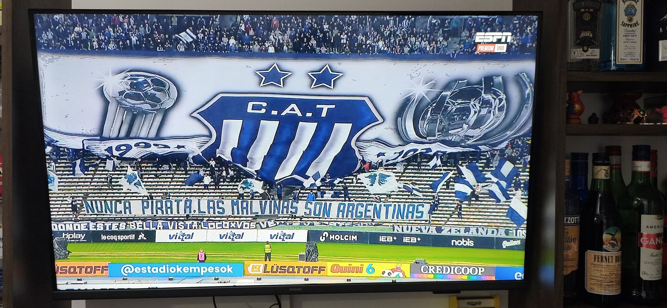 Los hinchas de Talleres y las banderas desplegadas. Una, con chicana para los hinchas de Belgrano...
