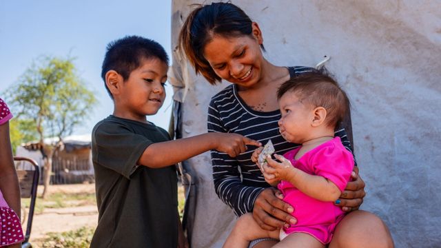 Esmeralda juega con su beba de seis meses, que recibe diariamente el suplemento nutricional.