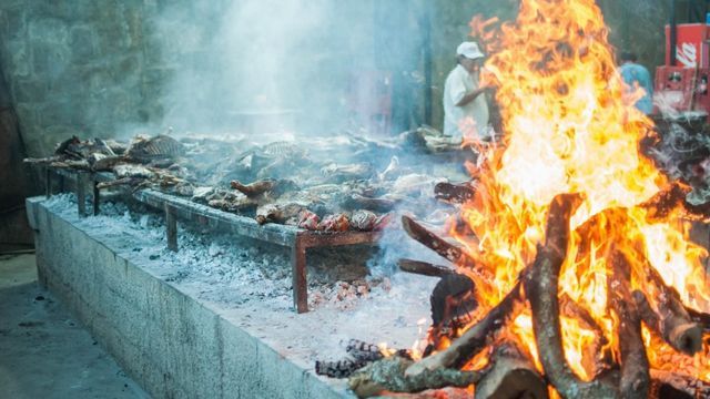 El cordero serrano vuelve a ser el gran protagonista de la fiesta en Tanti.