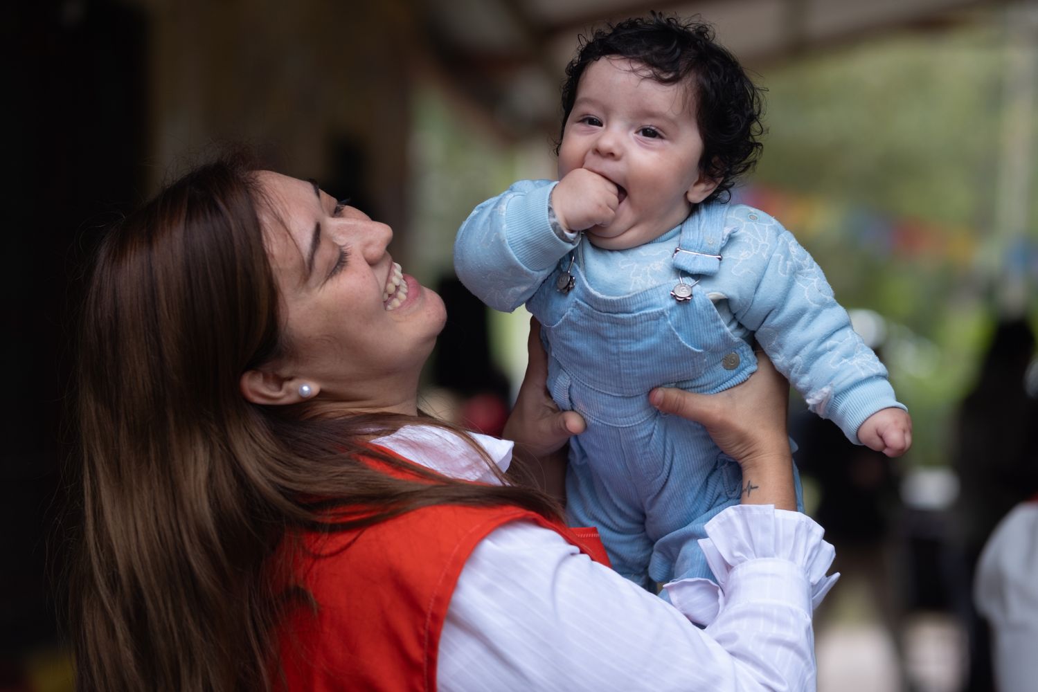 Los promotores comunitarios reciben capacitación para orientar y acompañar a madres, padres y cuidadores.